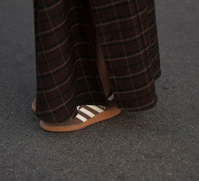 Skórzane „umber sneakers” w stylu lat 70. to nowe „it shoes” sezonu. Pasują nie tylko do trencza i spódnicy w kratę