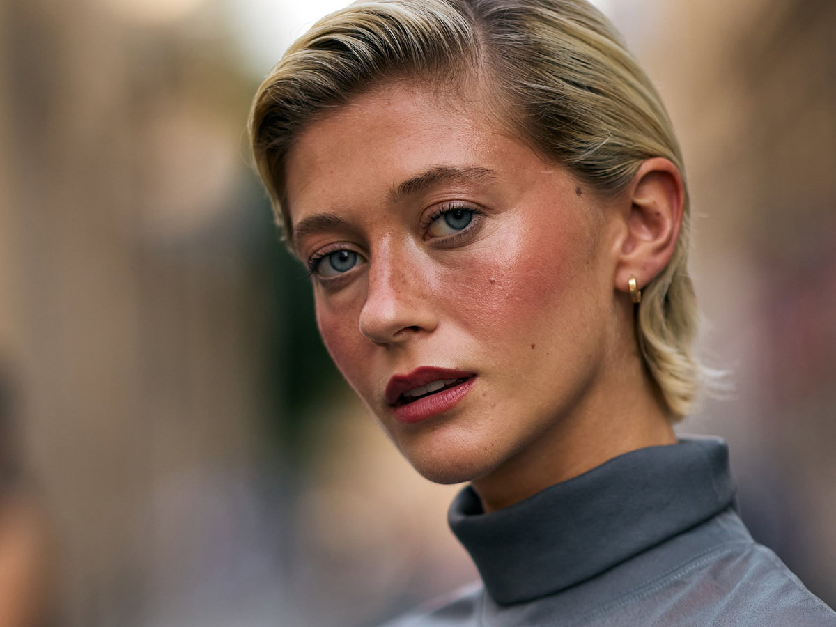 Bluzka "sous-pull" z merino to hit H&M. Ma luksusowy odcień "noir". Francuzki ubóstwiają ten model