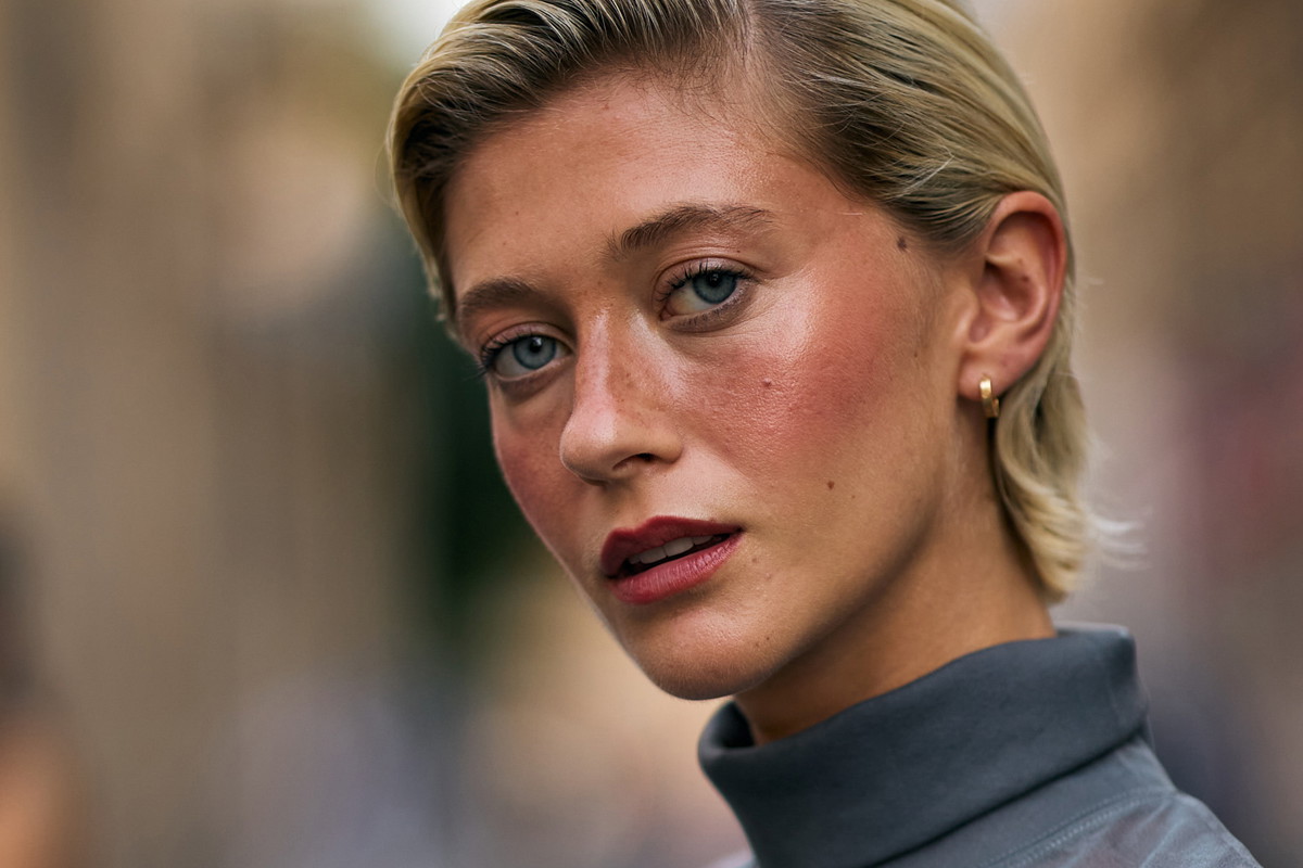 Bluzka "sous-pull" z merino to hit H&M. Ma luksusowy odcień "noir". Francuzki ubóstwiają ten model
