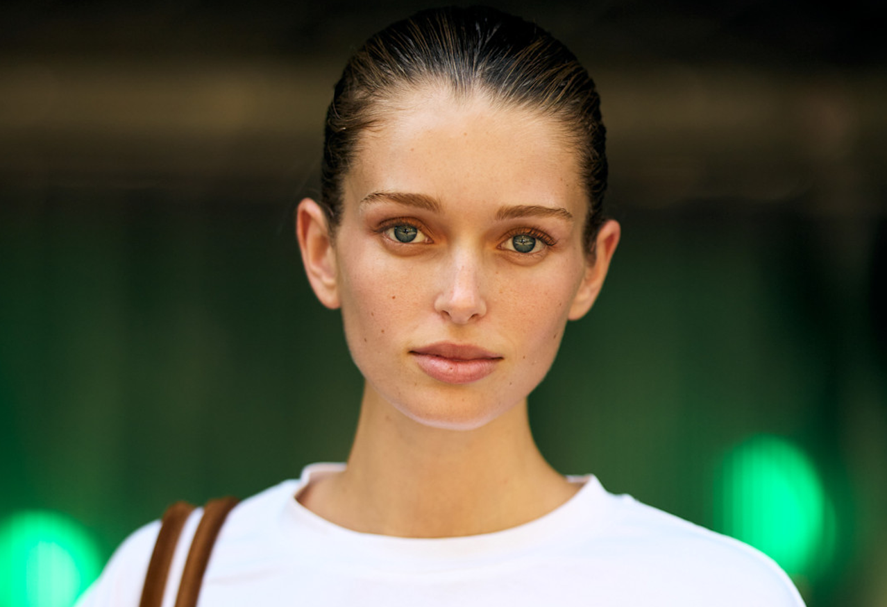 "COS women" wybierają te longsleeve z merino na jesień 2026. Ma luksusowy kolor "antique white"