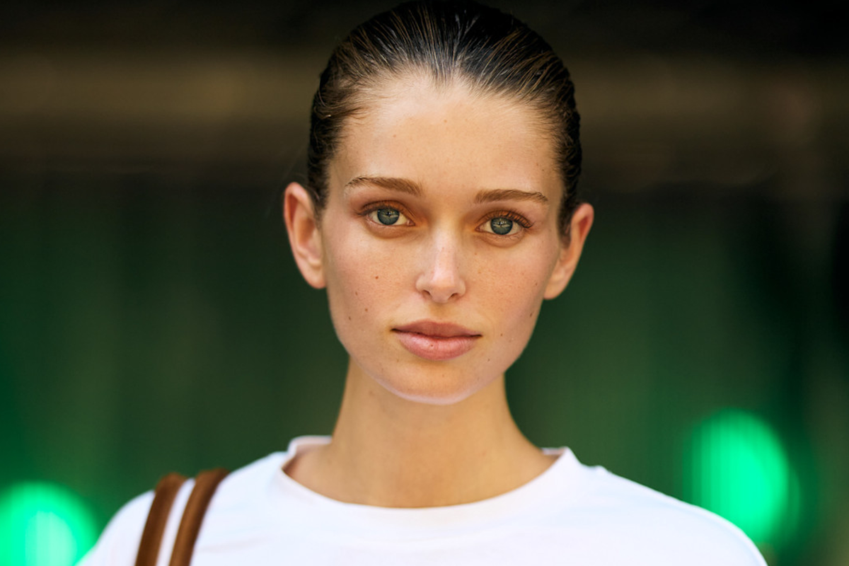 "COS women" wybierają te longsleeve z merino na jesień 2026. Ma luksusowy kolor "antique white"