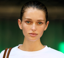 "COS women" wybierają te longsleeve z merino na jesień 2026. Ma luksusowy kolor "antique white"