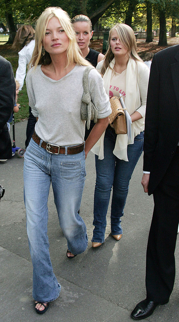 Kate Moss w jeansach patch-pocket flare