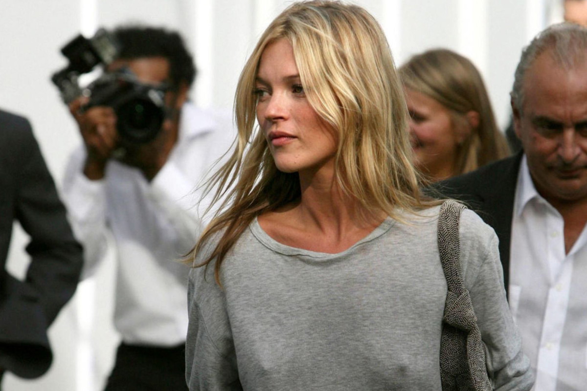 Kate Moss nosiła te spodnie w 2007 roku. Teraz patch-pocket flares znów trafiają na listy najgorętszych trendów