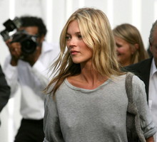 Kate Moss nosiła te spodnie w 2007 roku. Teraz patch-pocket flares znów trafiają na listy najgorętszych trendów