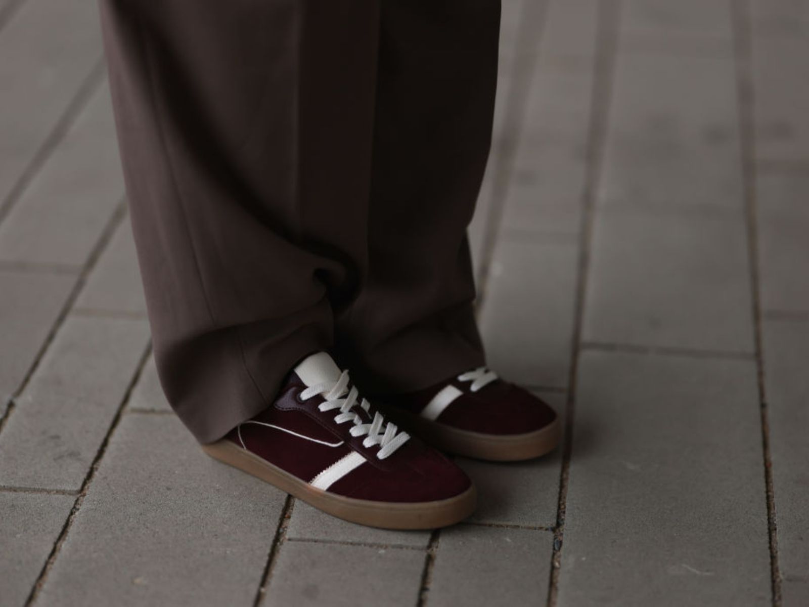 Nie tylko adidas Hanball Spezial. Zamszowe sneakersy w kolorze „cherry coke” podbiją ulice Kopenhagi i Paryża. Idealne na jesień