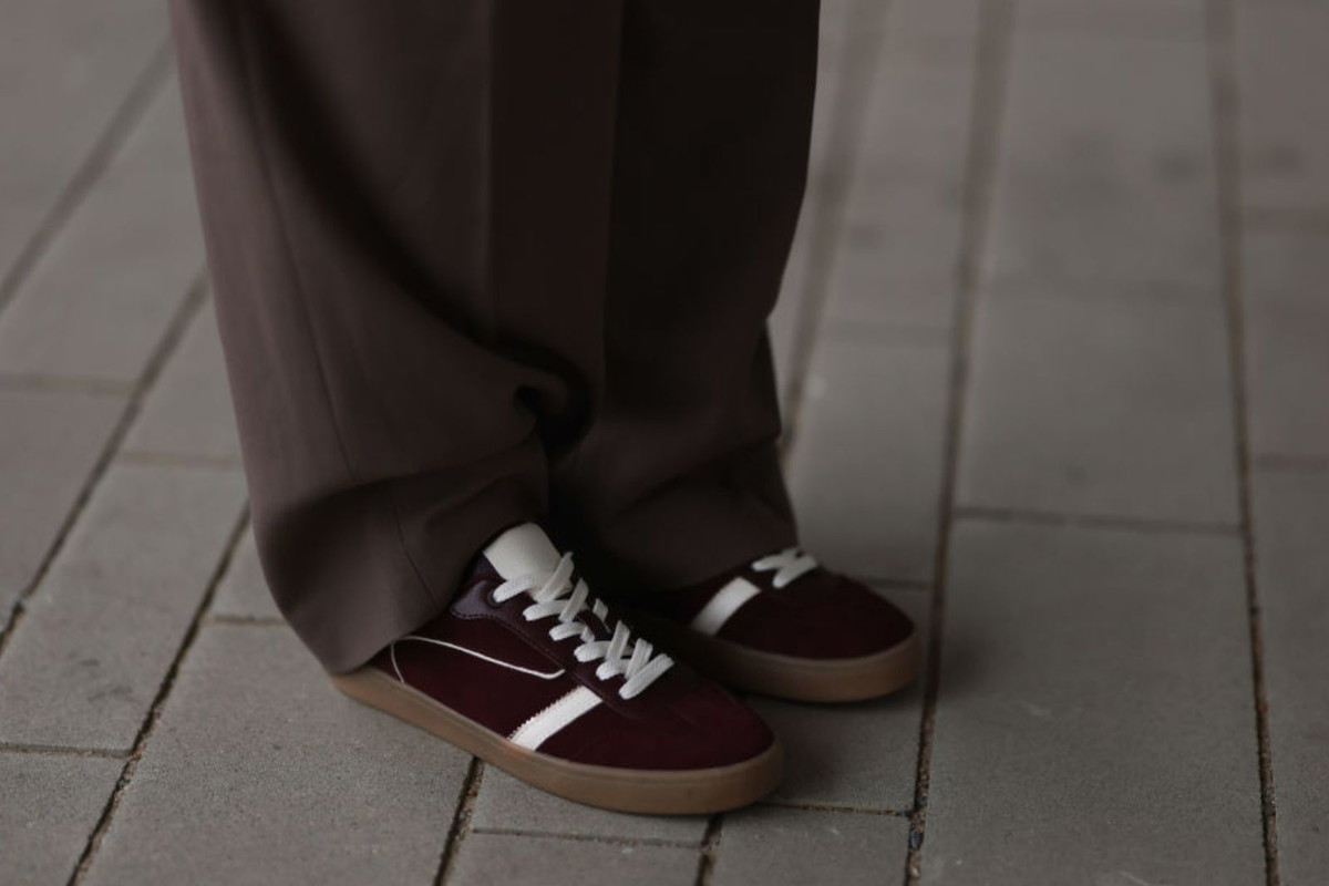 Nie tylko adidas Hanball Spezial. Zamszowe sneakersy w kolorze „cherry coke” podbiją ulice Kopenhagi i Paryża. Idealne na jesień