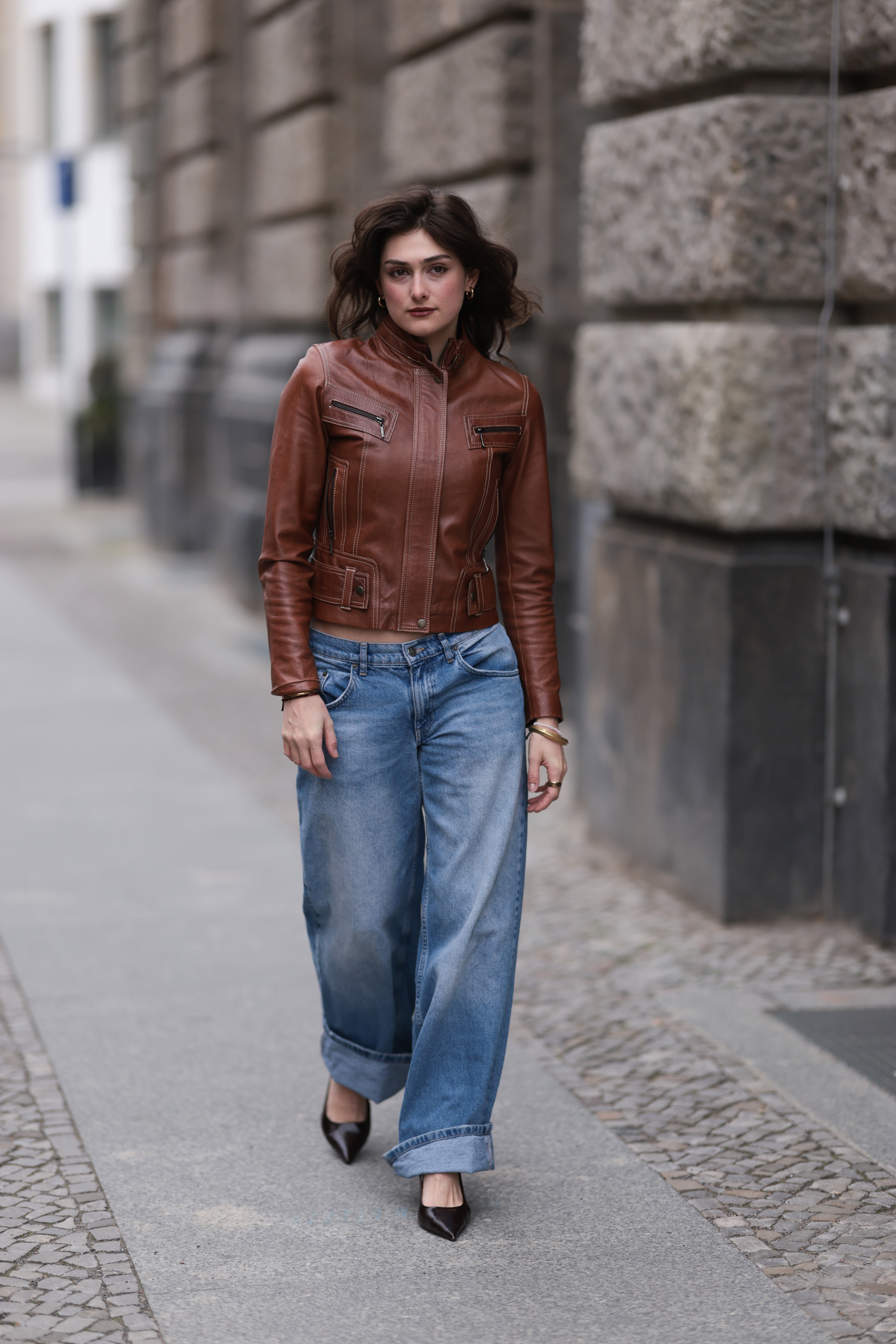 Aged wide-leg jeans to najmodniejsze jeansy na jesień 2026