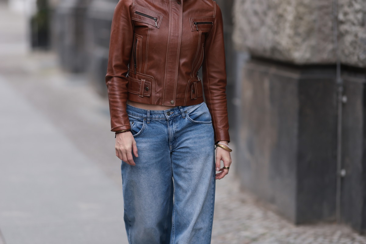 Aged wide-leg jeans to najmodniejsze jeansy na jesień 2026