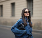 "Funnel neck denim jacket" to najmodniejsza kurtka jeansowa na jesień 2026. Jestem redaktorką mody i wybrałam TOP3 modele