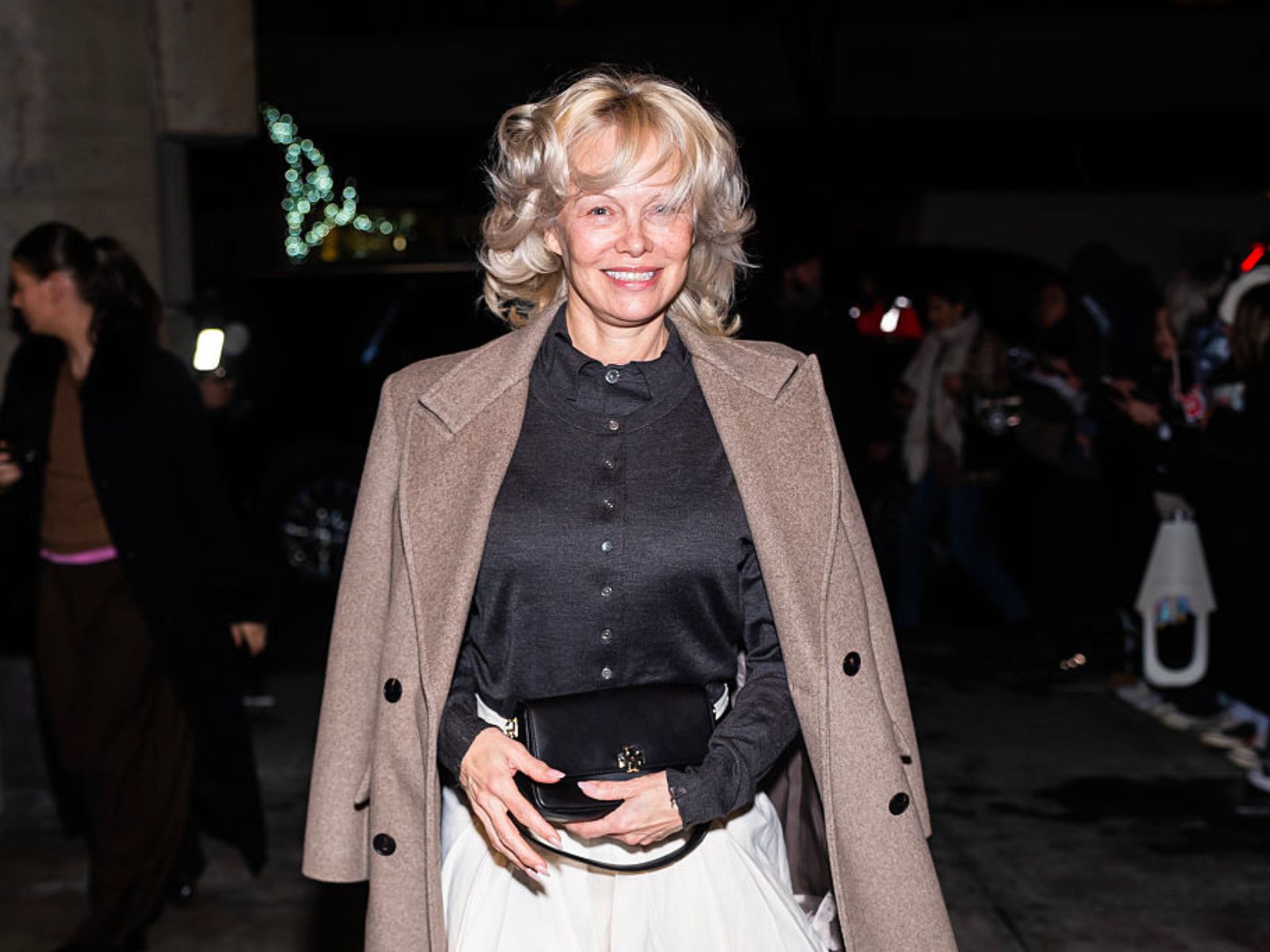 W Marc O’Polo znalazłam melanżowy płaszcz na jesień w stylu Pameli Anderson. Ideał dla kobiet 50+