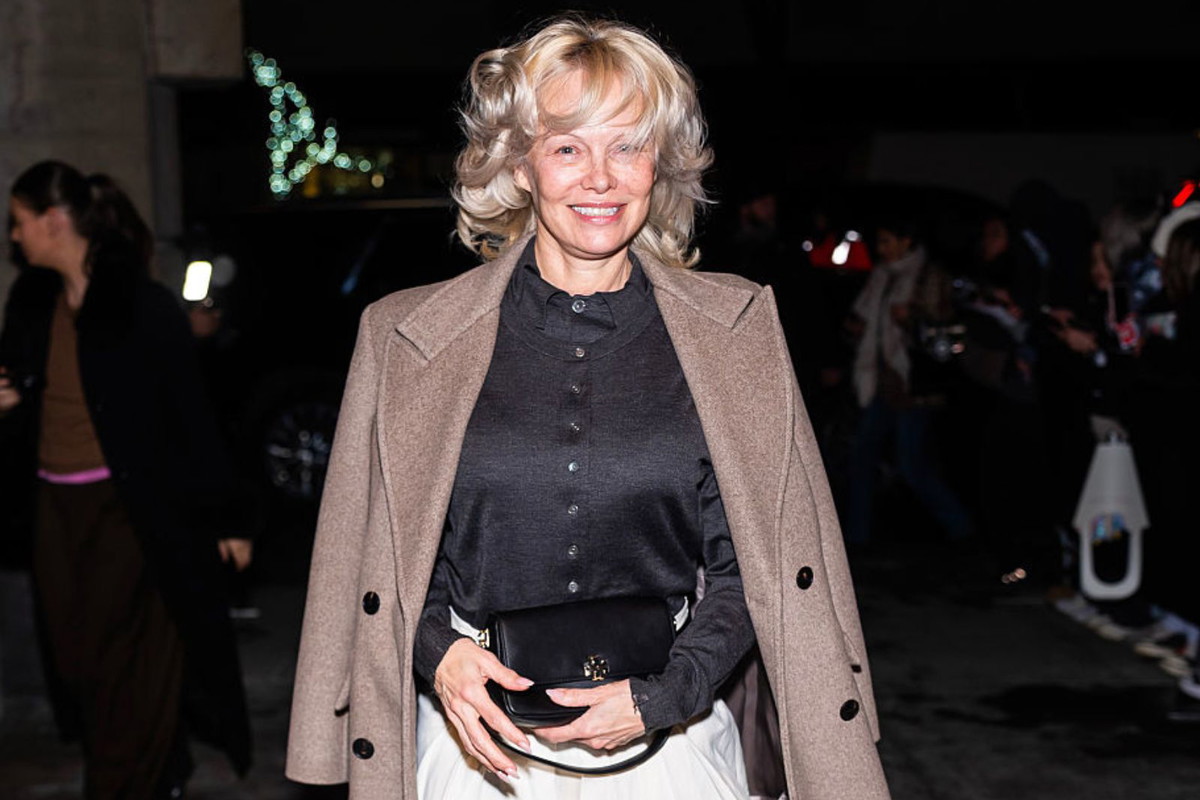 W Marc O’Polo znalazłam melanżowy płaszcz na jesień w stylu Pameli Anderson. Ideał dla kobiet 50+