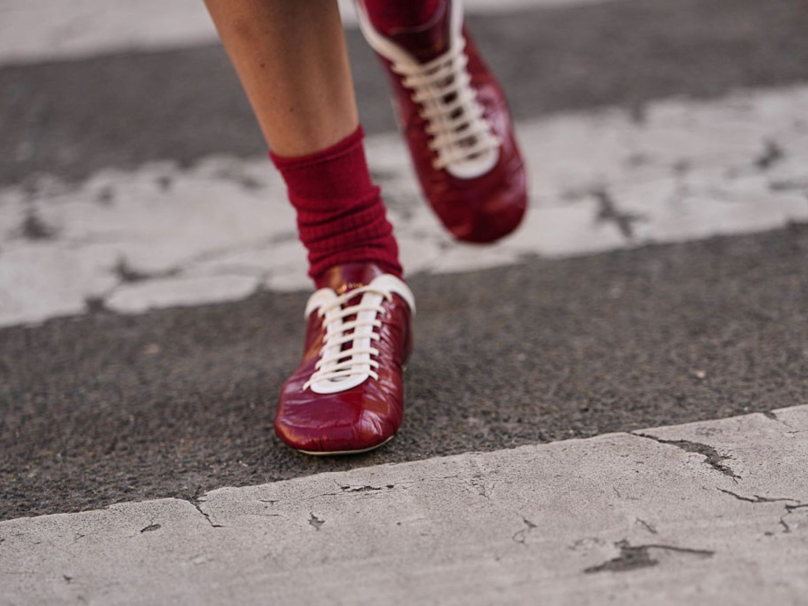 „Almond toe sneakers” w kolorze „maroon” to nowa obsesja Paryżanek na jesień 2026. Wybrałyśmy TOP 4 modele