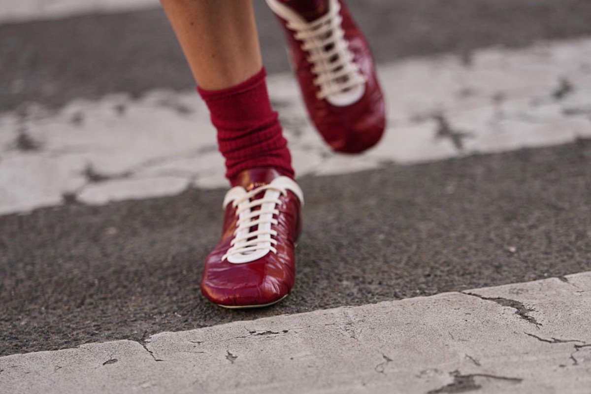„Almond toe sneakers” w kolorze „maroon” to nowa obsesja Paryżanek na jesień 2026. Wybrałyśmy TOP 4 modele