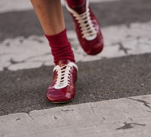 „Almond toe sneakers” w kolorze „maroon” to nowa obsesja Paryżanek na jesień 2026. Wybrałyśmy TOP 4 modele