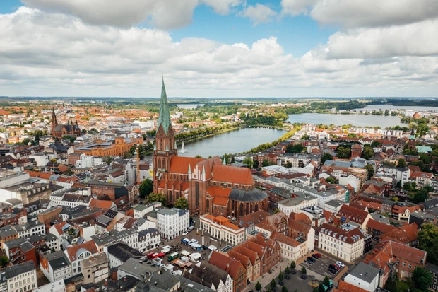 Fot. Centrum miasta z katedrą w Schwerinie, (c) MV-T. Petermann