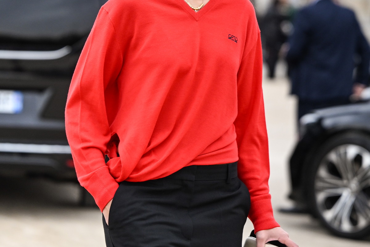 Czerwony sweter Reserved wpisuje się w trend „pop of red”