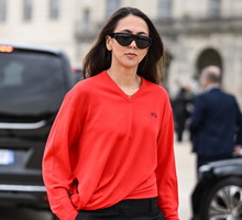 Czerwony sweter Reserved wpisuje się w trend „pop of red”