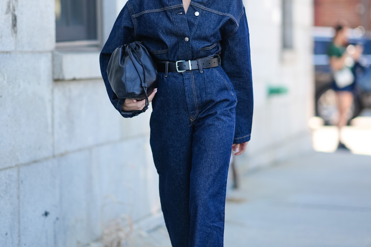 Denimowy kombinezon Mango wpisuje się w trend belted denim jumpsuit