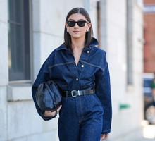 Denimowy kombinezon Mango wpisuje się w trend belted denim jumpsuit