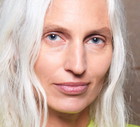 Siwe włosy mojej mamy lśnią odcieniem titanium white
