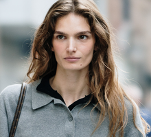Ten dzianinowy komplet z H&M w kolorze "Ash" to kwintesencja "soft luxury"
