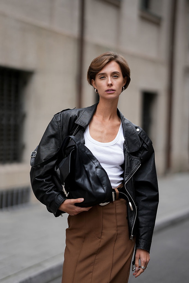 Cropped biker jacket to ramoneska na jesień 2026. Tak nosi ją Maria Dębska