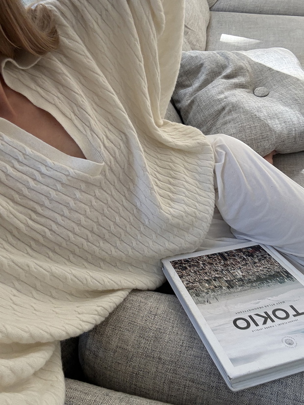 Cable knit wraca na jesień 2026. Tak nosi go Kasia Tusk