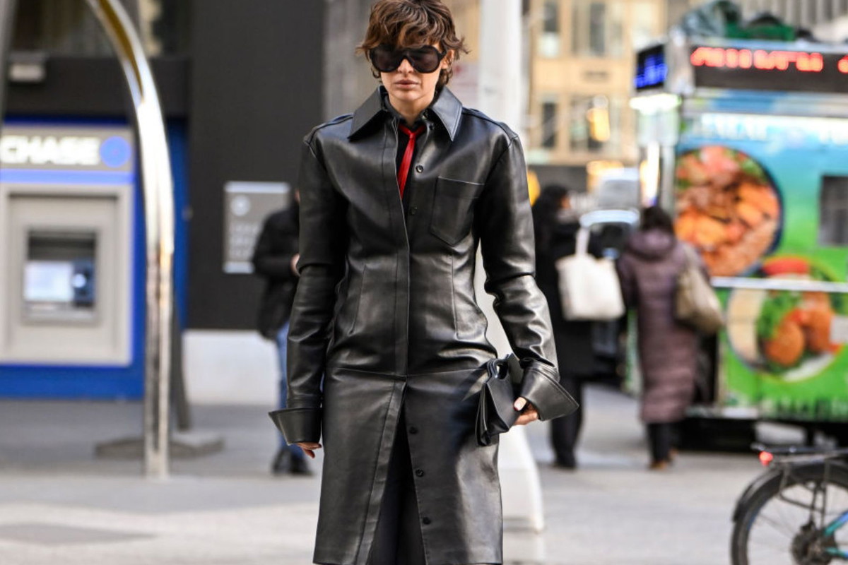 Beżowy trencz chowamy na dno szafy. Tej jesieni dziewczyny z Nowego Jorku i Mediolanu zamieniają go na modele "leather longline" w 3 wersjach kolorystycznych