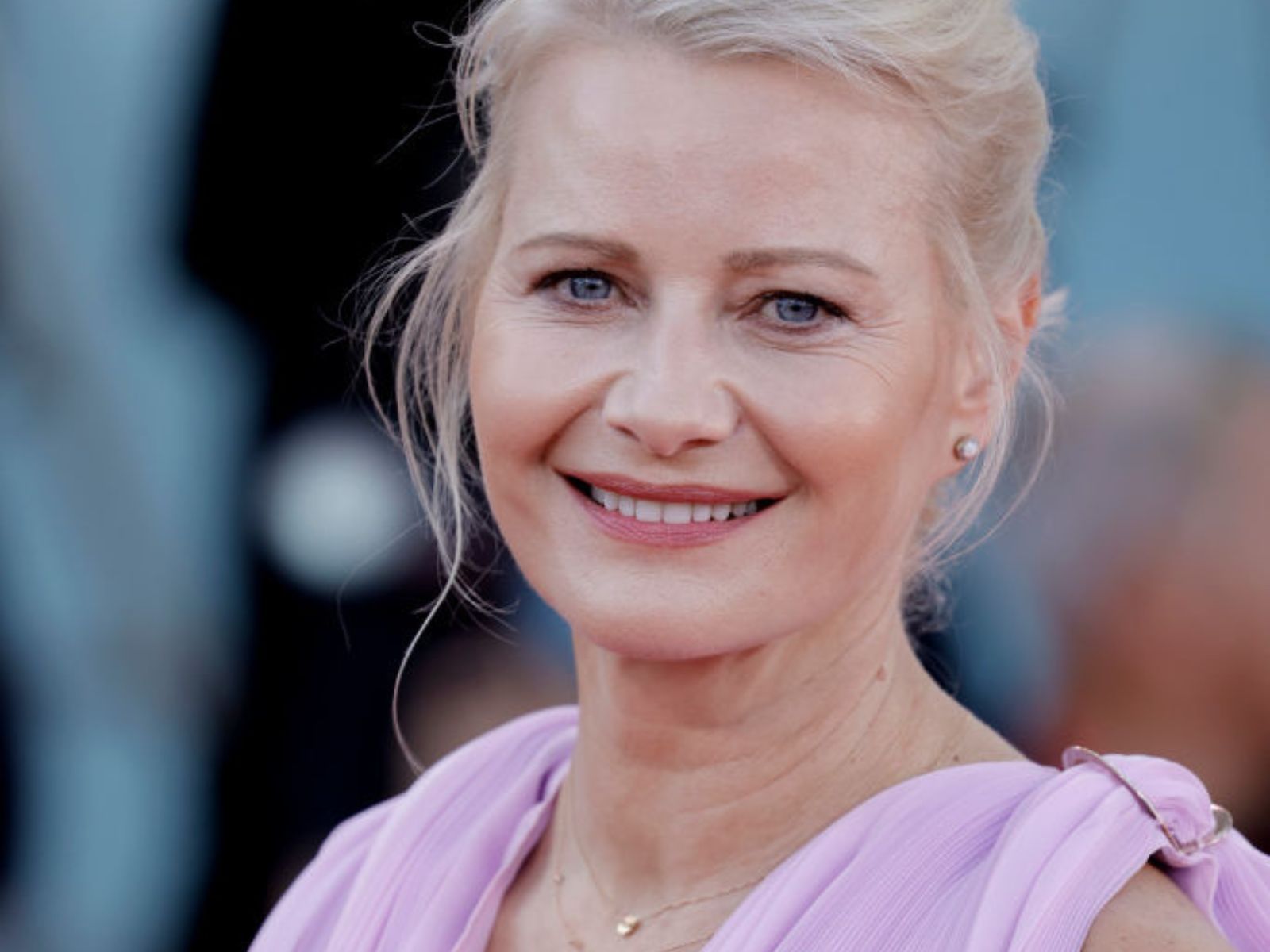 Małgorzata Kożuchowska jesienią stawia na elegancki top w kolorze "royal amethyst". Podobny z merceryzowanej bawełny znalazłam w Reserved