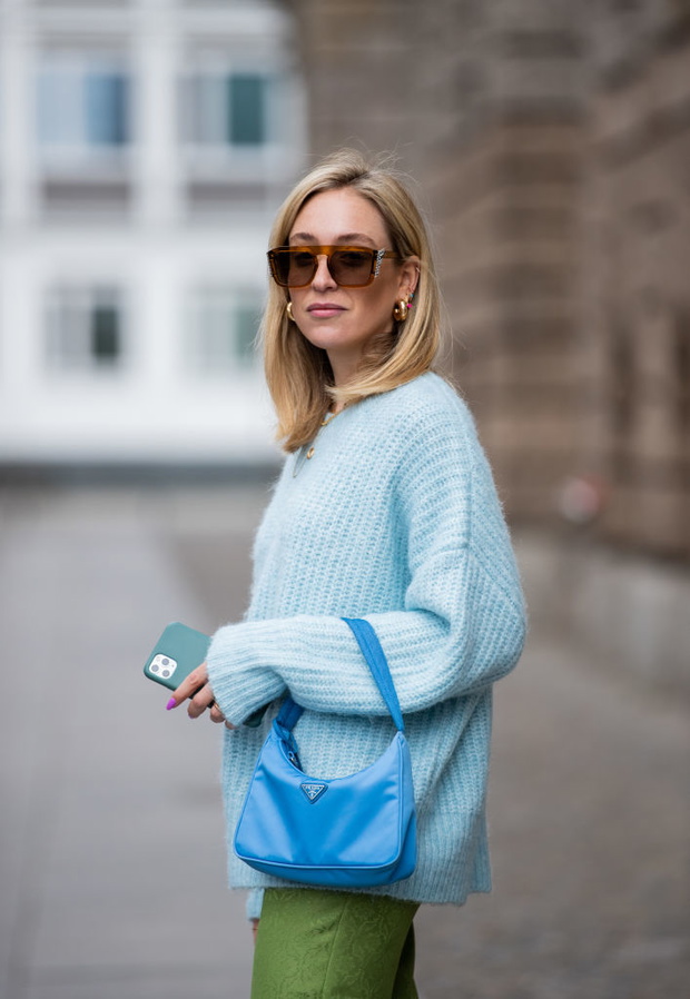 Sweter w kolorze karaibskiego błękitu