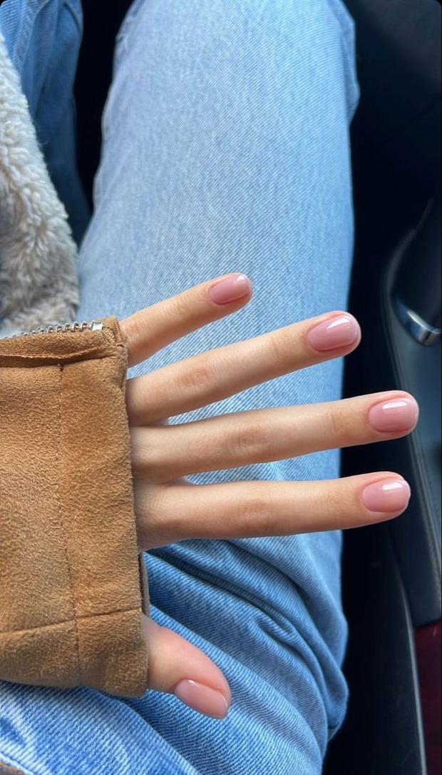 Parisian manicure. Naturalne paznokcie w paryskim stylu