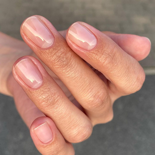French lub klasyczny manicure