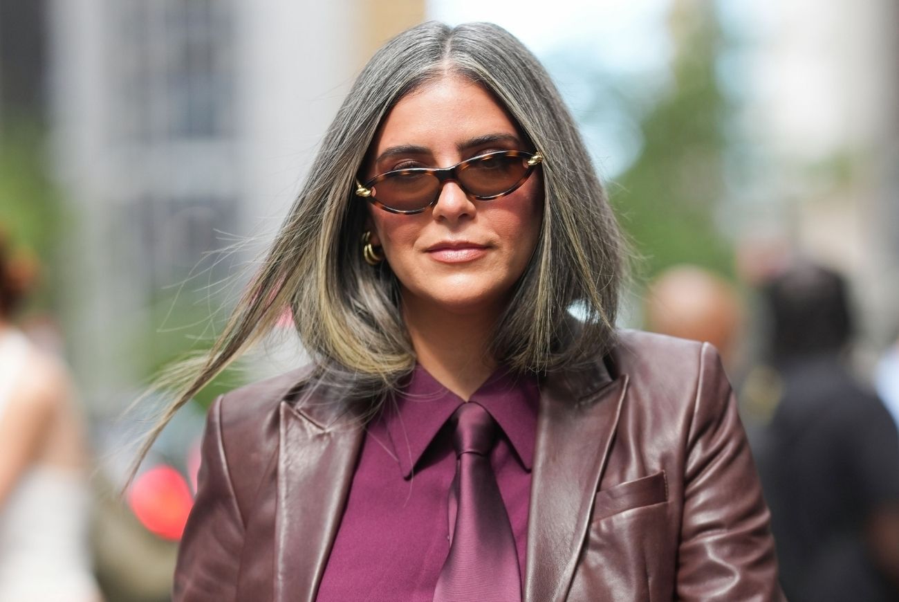 Mam 38 lat i naturalne siwe pasma w stylu dusty baleyage dzięki tym 3 szamponom