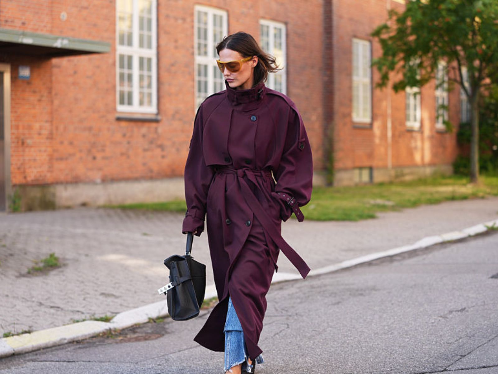 „Navy ballet pumps” z zamszowej skóry wypierają botki i kozaki. Pięknie wyglądają z jeansami i bordowym płaszczem