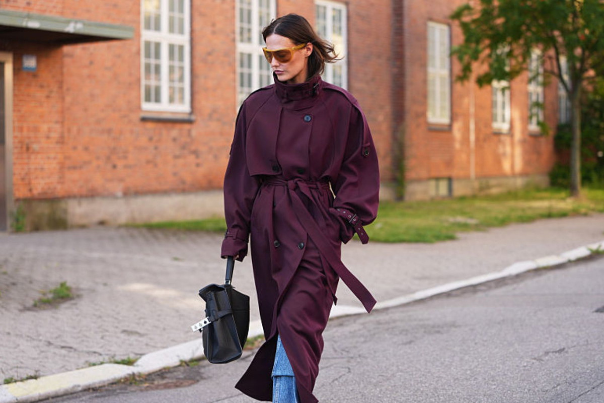 „Navy ballet pumps” z zamszowej skóry wypierają botki i kozaki. Pięknie wyglądają z jeansami i bordowym płaszczem