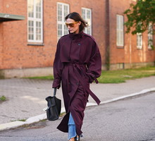 „Navy ballet pumps” z zamszowej skóry wypierają botki i kozaki. Pięknie wyglądają z jeansami i bordowym płaszczem