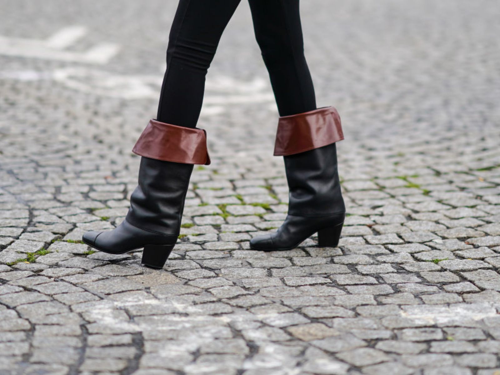 Wysokie kozaki z wywiniętą cholewką z 2010 wracają do łask. Eleganckie „pirate boots” to nowy hit na jesień i zimę 2026/2027