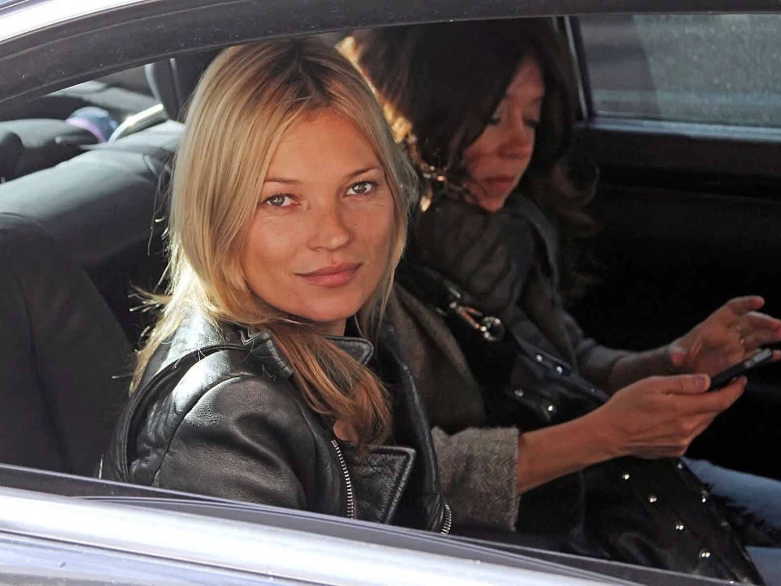Kate Moss i Sienna Miller nosiły go w 2007 roku. Teraz „skinny scarf” robi furorę wśród modnych Skandynawek