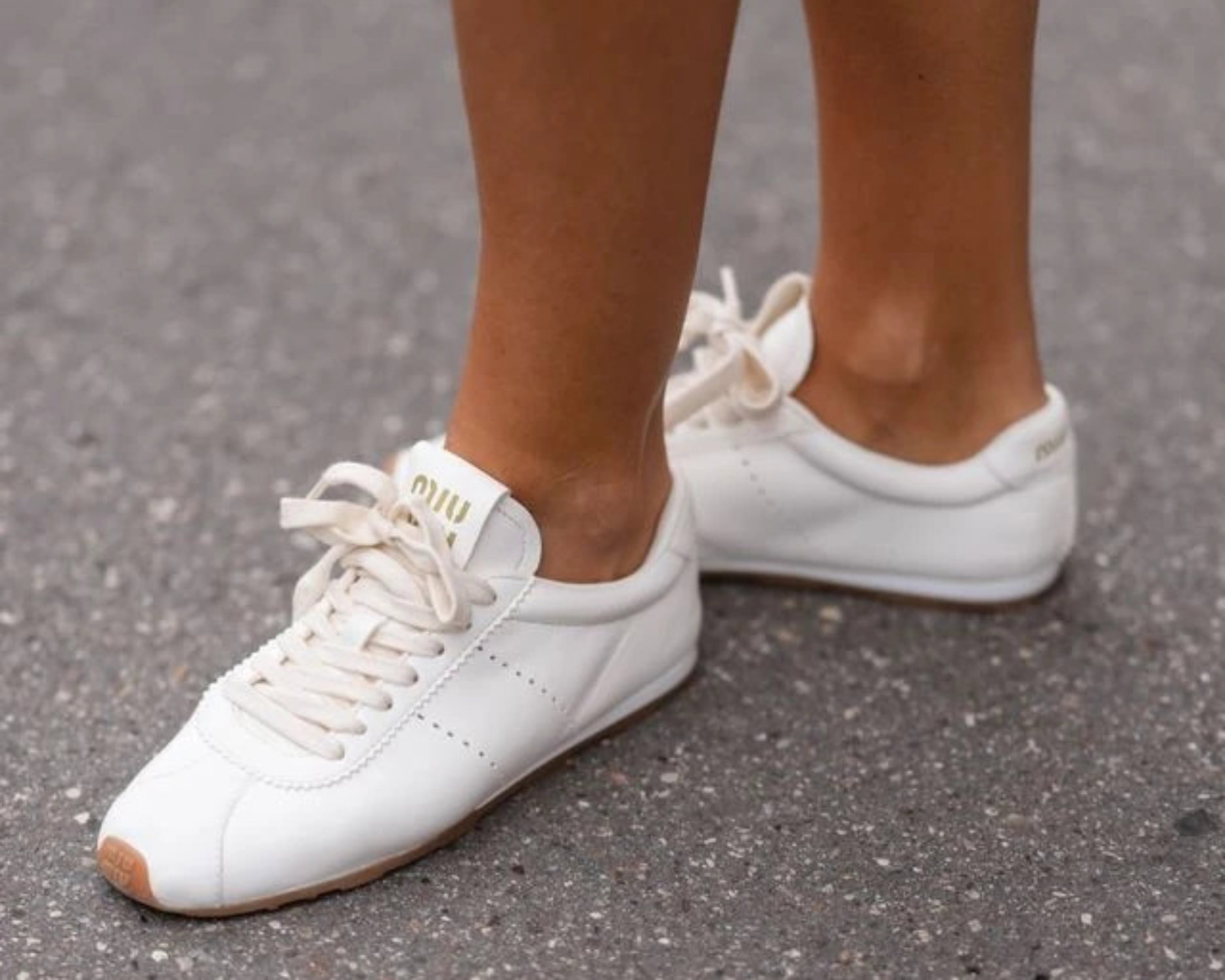 Białe sneakersy na jesień 2026