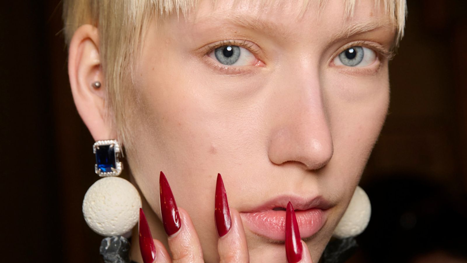 Zmysłowe vampire-nails to najmodniejszy manicure na październik 2026