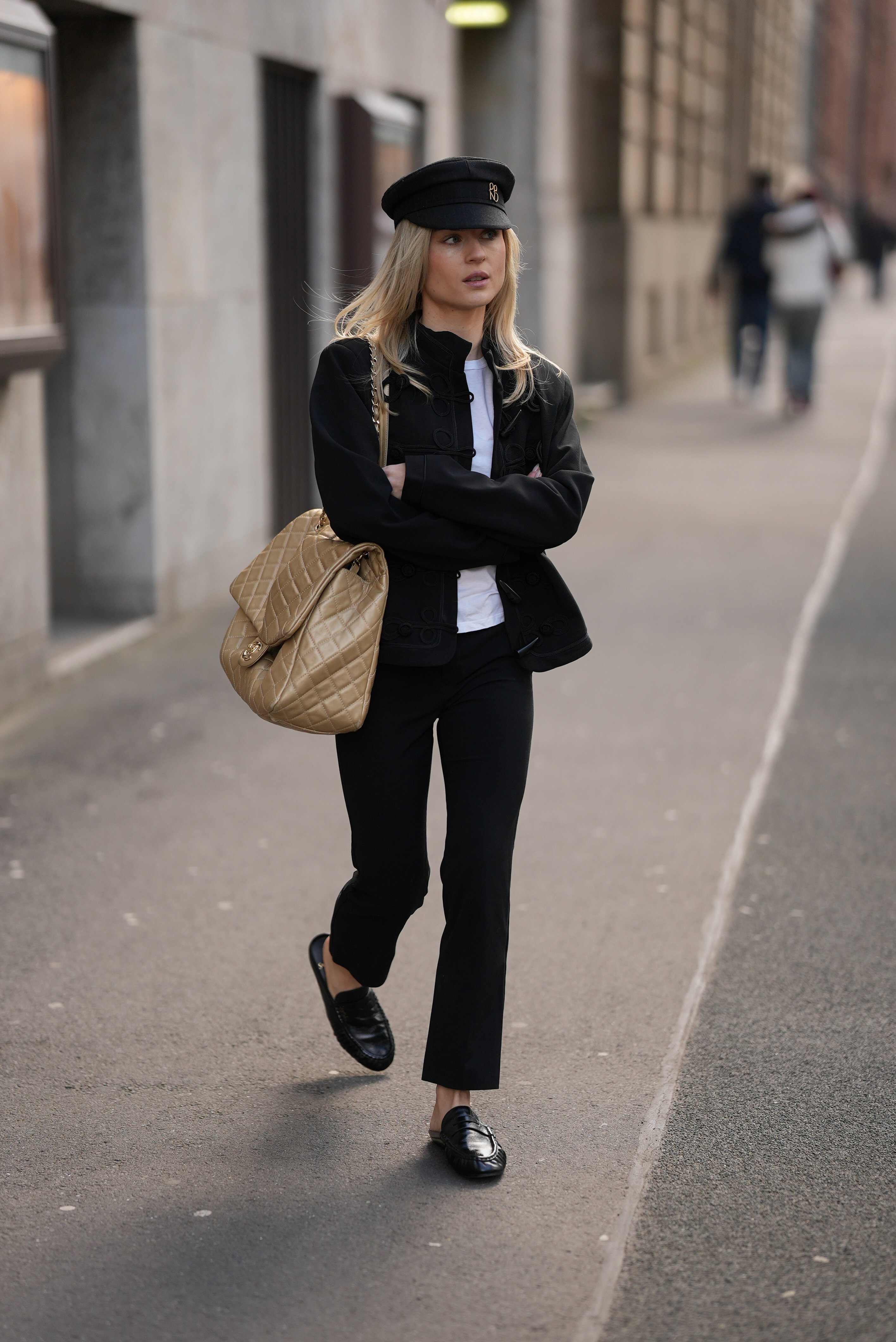 Czarna kurtka z H&M wpisuje się w trend military jacket na jesień 2026