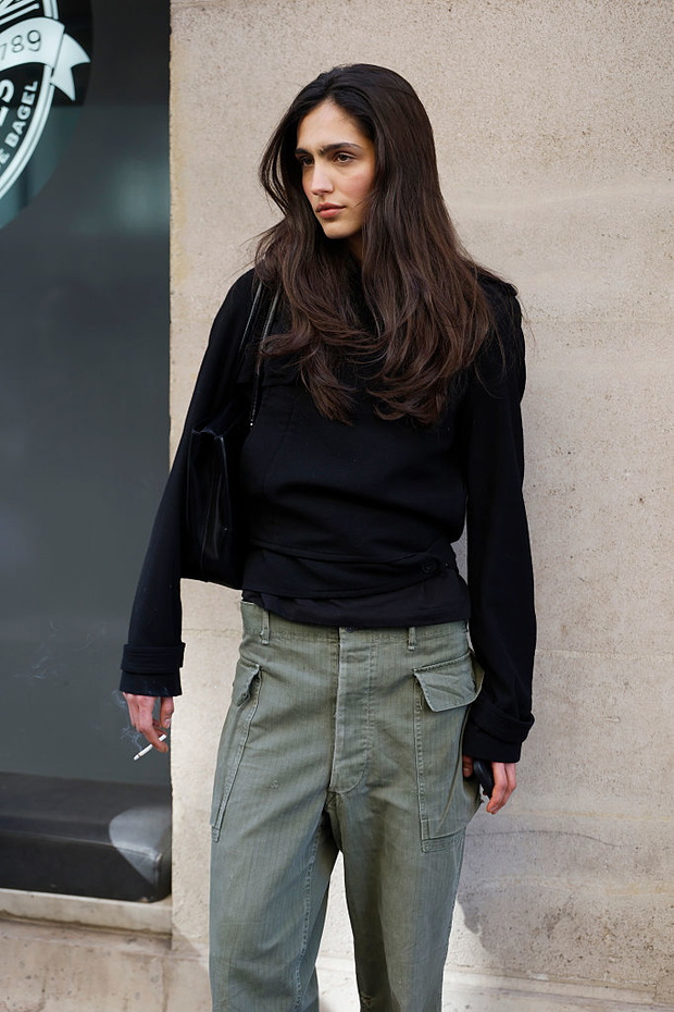 Czarna kurtka z H&M wpisuje się w trend military jacket na jesień 2026