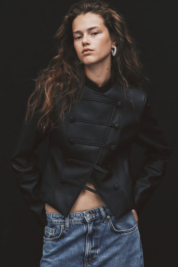 Czarna kurtka z H&M wpisuje się w trend military jacket na jesień 2026