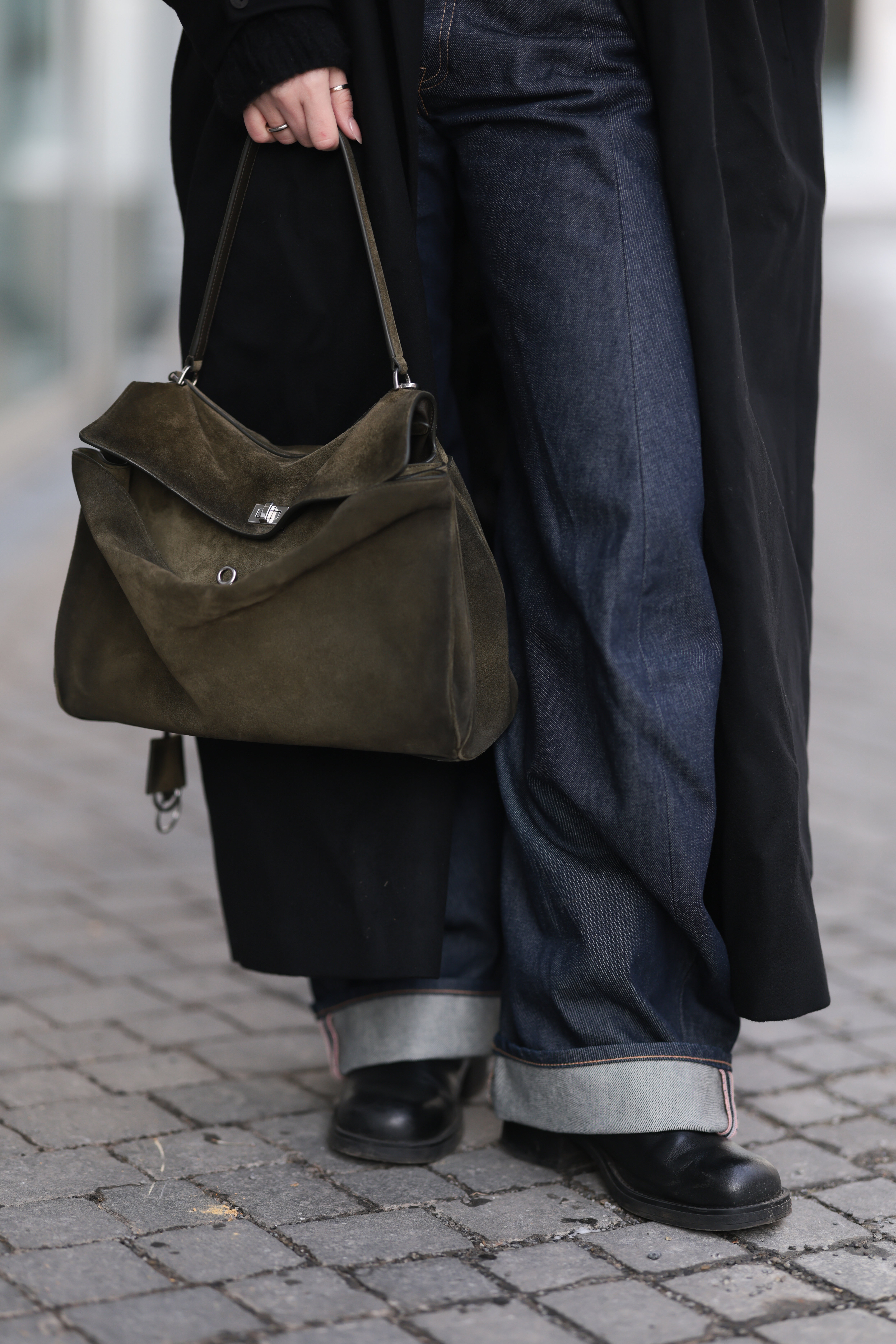 Olive suede bag to trend na jesień 2026. Zastąpi brązową torebkę