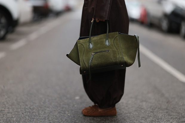 Olive suede bag to trend na jesień 2026. Zastąpi brązową torebkę