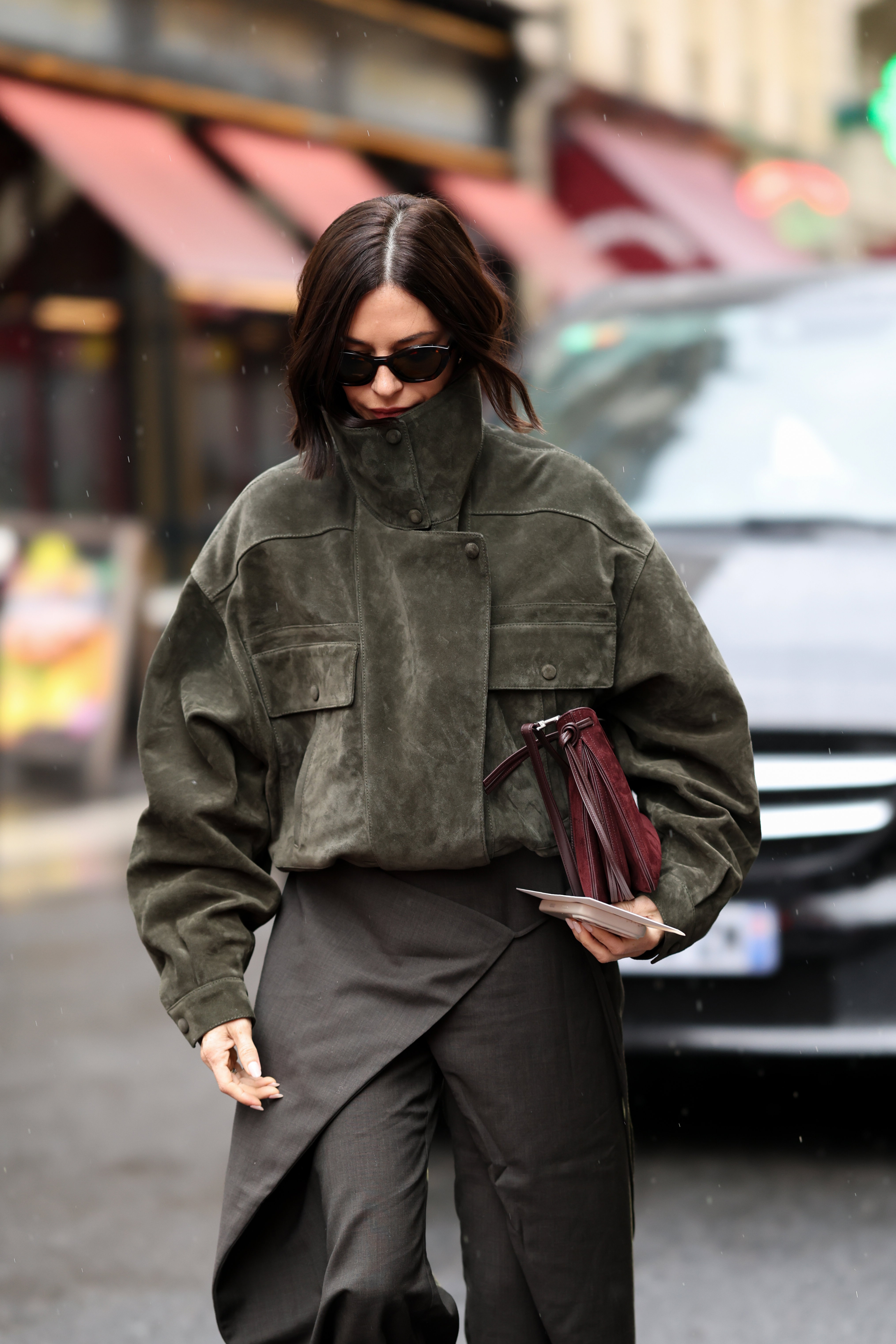 Olive suede jacket to trend na jesień 2026. Zastąpi brązową kurtkę