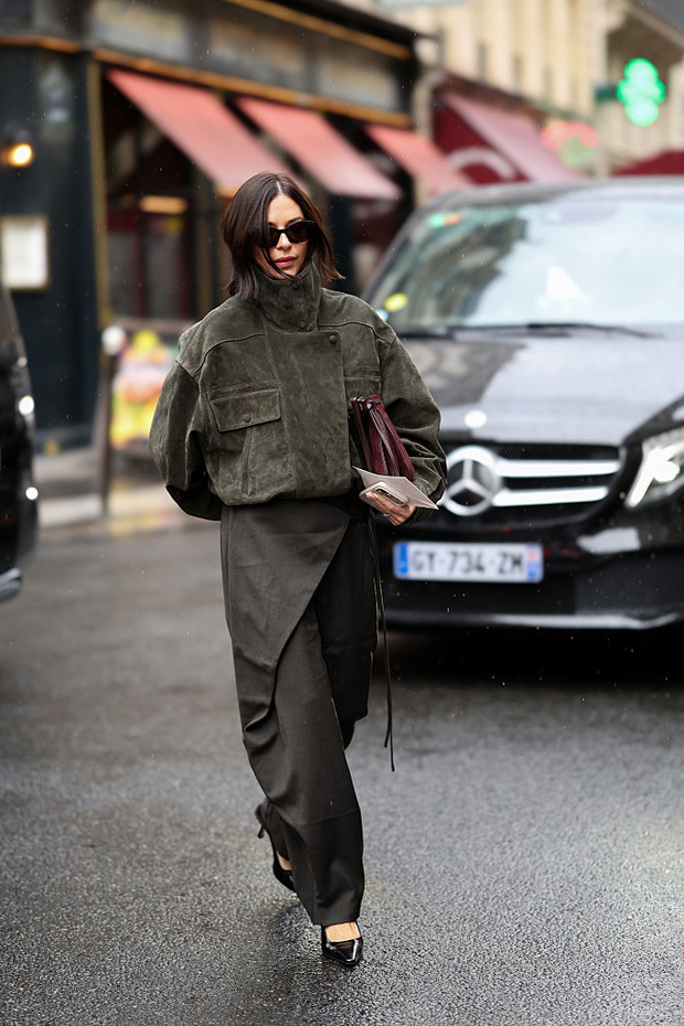 Olive suede jacket to trend na jesień 2026. Zastąpi brązową kurtkę