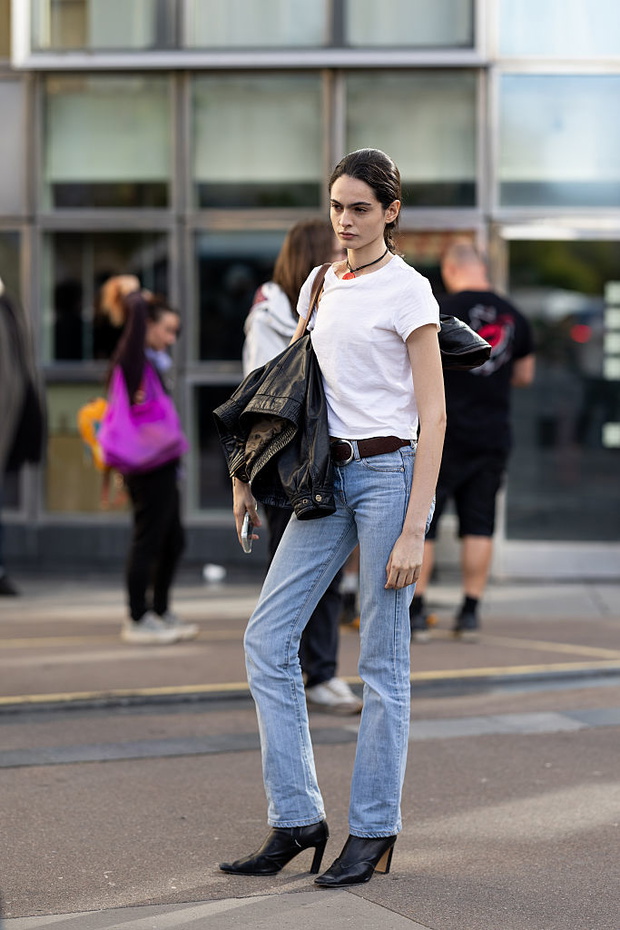 Skinny jeans wracają na jesień 2026. Tak nosimy je do wysokich kozaków