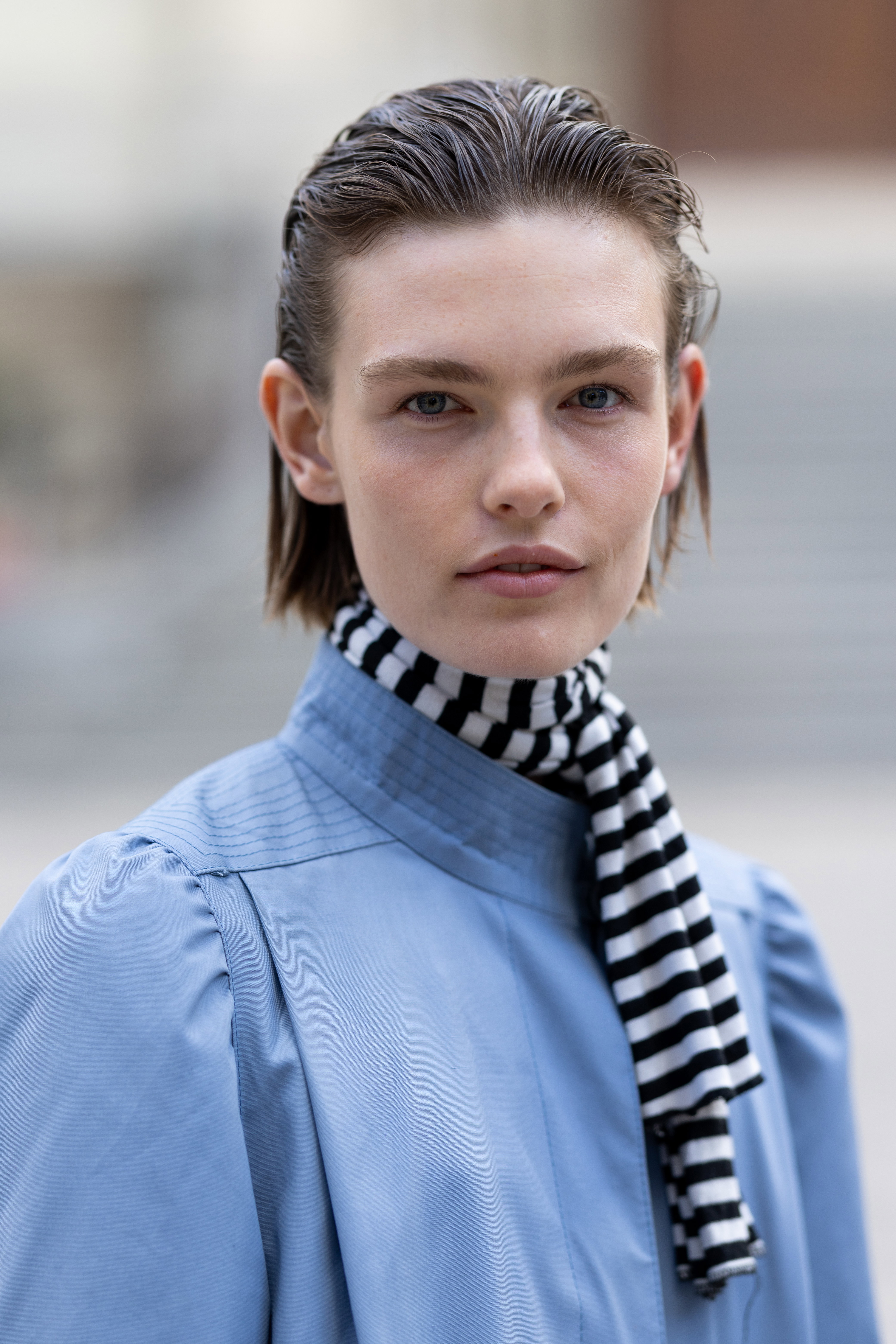 Striped scarf to trend na jesień 2026. Szalik w paski ożywi płaszcz
